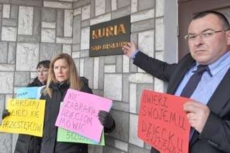 Przeciwko karze w zawieszeniu dla proboszcza protestowali w ubiegłym roku członkowie organizacji SNAP, skupiającego ofiary księży-pedofilów, a także fundacji „Nie lękajcie się” walczącej o prawa pokrzywdzonych przez duchownych (fot. archiwum)