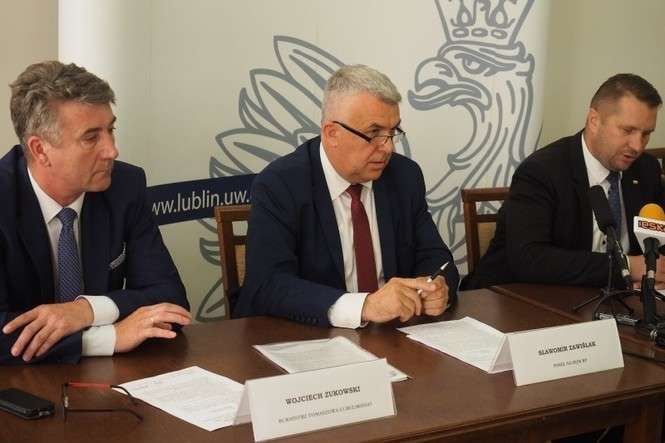 W piątek, na specjalnie zwołanym w tej sprawie briefingu prasowym, wojewoda lubelski (po prawej) tłumaczył skąd wynika opóźnienie (fot. Maciej Kaczanowski)