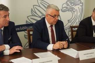 W piątek, na specjalnie zwołanym w tej sprawie briefingu prasowym, wojewoda lubelski (po prawej) tłumaczył skąd wynika opóźnienie (fot. Maciej Kaczanowski)