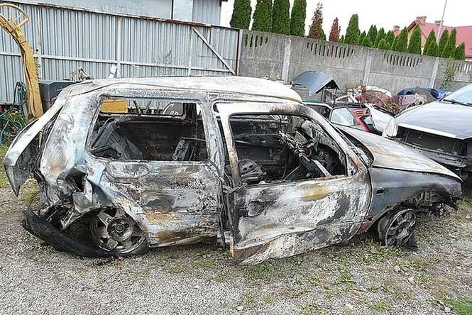 Po wypadku 18-latkowie podpalili volkswagena i uciekli