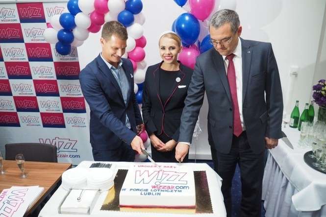 Gabor Vasarhelyi z Wizz Air i Krzysztof Wójtowicz, prezes Portu Lotniczego Lublin, kroją urodzinowy tort (fot. Maciej Kaczanowski)