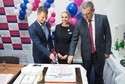 Gabor Vasarhelyi z Wizz Air i Krzysztof Wójtowicz, prezes Portu Lotniczego Lublin, kroją urodzinowy tort (fot. Maciej Kaczanowski)