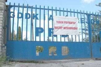 Ta brama broni wstępu na wciąż pusty plac