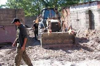 Po badaniach teren dziedzińca został wyrównany i uporządkowany (fot. Jacek Barczyński)