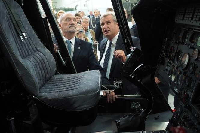 Antoni Macierewicz w PZL-Świdnik (fot. Maciej Kaczanowski)