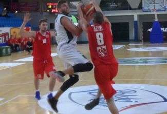 Sebastian Dusiło (w białym stroju) to nowy zawodnik w składzie AZS UMCS Lublin. W sobotę pokazał spory potencjał

Fot. Kamil Kozioł