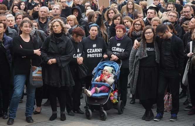 Na pl. Łokietka przyszło w piątek kilkaset ubranych na czarno Lublinian, którzy sprzeciwiają się zaostrzeniu prawa aborcyjnego, fot. Wojciech Nieśpiałowski