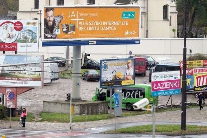 A tak wygląda sytuacja w Lublinie. Obok ronda przy Zamku łatwiej dostrzec reklamy, niż przesłoniętą nimi zabytkową cerkiew