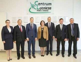 Wicepremier Morawiecki (trzeci z lewej) w PWSZ w Chełmie