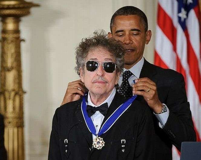 Biały Dom, 29 maja 2012 roku. Bob Dylan otrzymuje Prezydencki Medal Wolności podczas tej samej ceremonii, podczas której identycznie uhonorowano pośmiertnie Jana Karskiego (fot. Wikicommons)
