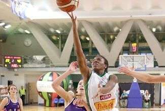 Aliyyah Handford (w białej koszulce) notowała równie wiele przechwytów, co strat, fot. Wojciech Nieśpiałowski


