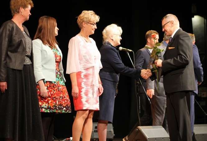 Nagrodzeni oprócz pieniędzy dostali dyplomy i kwiaty (fot. Radosław Szczęch)