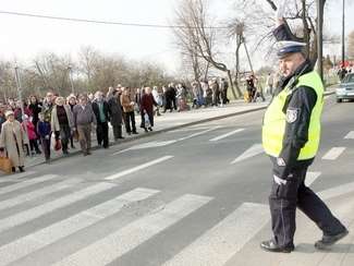 Ręcznego sterowania ruchem można spodziewać się w pobliżu cmentarzy
