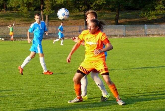 Piotr Borowiak (w pomarańczowej koszulce) w doliczonym czasie gry przypieczętował wygraną Korony<br />
<br />
Fot. dw 