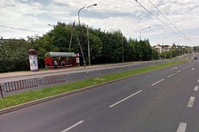 Do ostatniego incydentu miało dojść w środę po południu, na przystanku w pobliżu hipermarketu Tesco (fot. Google Street View)