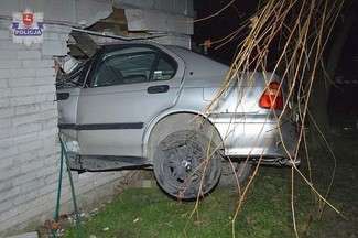 Wjechał samochodem do domu. Tak skończył pijacki rajd