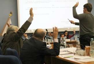 Mieszkańcy, którzy przyszli na sesję mieli ochotę zademonstrować swój sprzeciw wobec powiększania pomocy socjalnej dla Romów, ale radni nie dali im takiej szansy (fot. Radosław Szczęch)