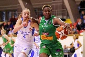 Uju Ugoka (z prawej) rządzi w strefie podkoszowej

Fot. wislacanpack.pl
