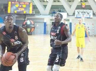 FOT. MACIEJ KACZANOWSKI
Amerykanie Brandon Peterson (z piłką) i Doug Wiggins wnieśli nową jakość do gry TBV Startu
