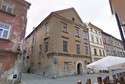 Nie powiodła się próba sprzedaży zabytkowej staromiejskiej kamienicy przy Złotej 5 (fot. Google Street View)