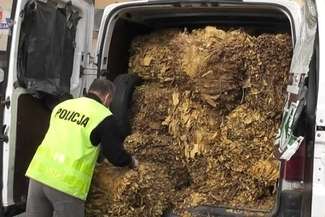 Wiózł prawie 700 kilogramów nielegalnego tytoniu w busie. Trafił do aresztu
