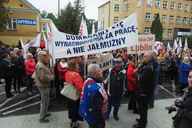 O swoich obawach związkowcy mówili głośno 10 października podczas pikiety zorganizowanej pod Lubelskim Urzędem Wojewódzkim (fot. Maciej Kaczanowski)