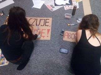 "Myślę, czuję, decyduję" W CK trwa malowanie transparentów