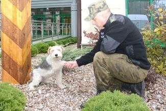 Bajtek podaje łapę swojemu „partnerowi” chor. szt. SG Markowi Michnie. Fot. NOSG