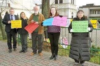 W listopadzie ub. r. przed kurią zamojsko-lubaczowską oraz przed domem księdza w Hrubieszowie protestowali członkowie Fundacji „Nie lękajcie się” i organizacji SNAP skupiającej ofiary księży-pedofilów. Na parterze budynku hrubieszowskiego Domu Księży Emerytów odbywa się część lekcji pobliskiego gimnazjum i liceum im. Staszica. Ks. Stanisław G. mieszkał na pierwszym piętrze