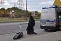 Śmierć z kosą i czarny worek przy drodze. Akcja policji