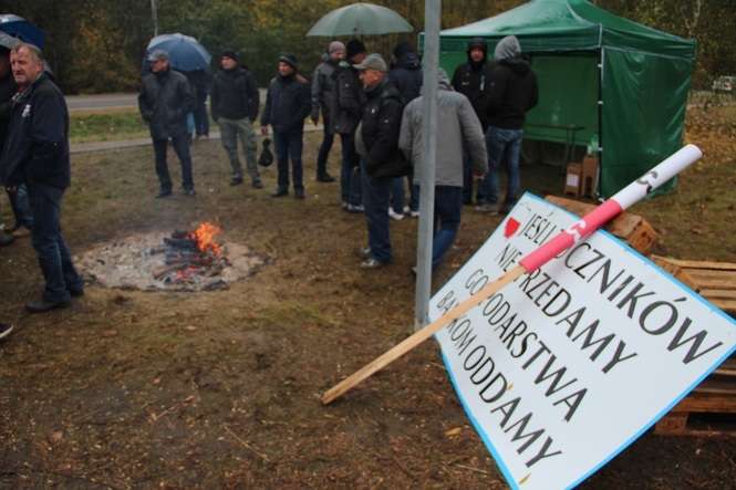 W poniedziałek rolnicy zawiesili blokadę DK nr 2 w Worońcu. We wtorek jadą kilkudziesięcioosobową delegacją do ministra rolnictwa Krzysztofa Jurgiela (fot. Ewelina Burda)
