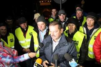 Sławomir Izdebski przywiózł w piątek wieczorem rolnikom informacje o spotkaniu, które się nie odbyło, fot. E.Burda