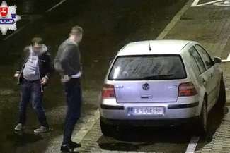 Pijacka szarża kierowcy golfa. Rozbił auto, uderzył w latarnię i chciał jechać dalej