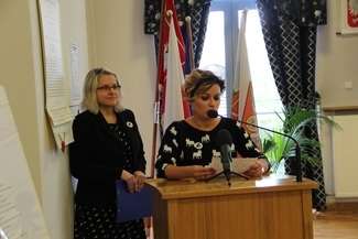 Na piątkowej sesji, przedstawicielki stowarzyszenia Azyl tłumaczyły że odcięcie 50 tys. zł to dla schroniska "szubienica"/ fot. E.Burda