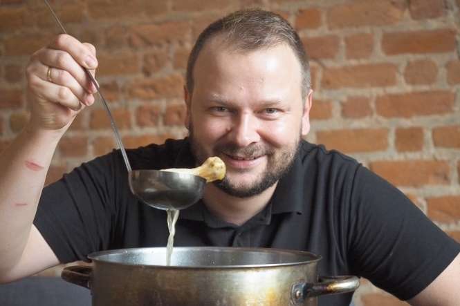Gotuję rosół na kurze, wołowinie i kaczce. Tak uczyła mnie mama - mówi Jarek Sak, szef kuchni w Trybunalska Lublin City Pub w Lublinie