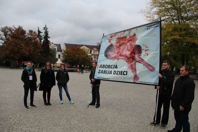 Z takim plakatem w centrum miasta o zakazie aborcji mówili przedstawiciele fundacji Życie i Rodzina/ fot.E.Burda