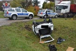 Ciężarówka zepchnęła opla do rowu. Samochód dachował