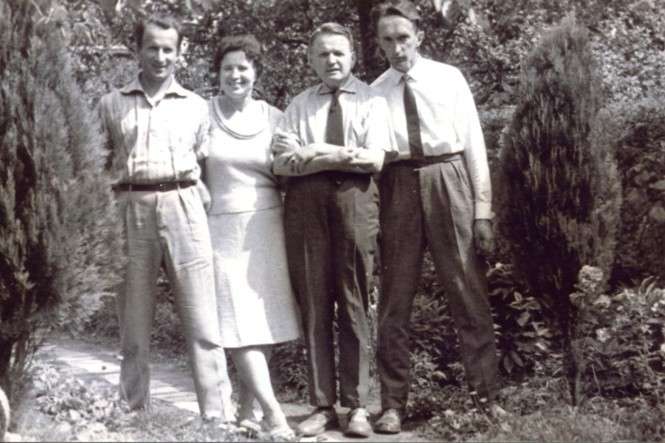 Stanisław Koter (drugi z prawej) z żoną i synami - 1971 r.<br />
