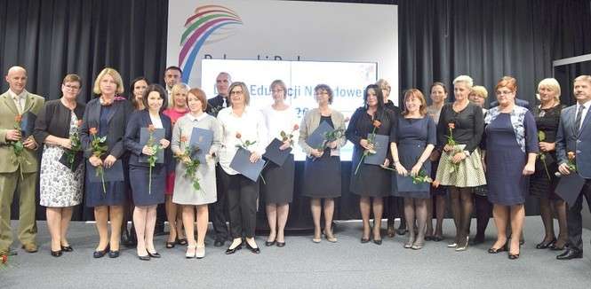 Część nagrodzonych nauczycieli podczas uroczystości w Puławskim Parku Naukowo-Technologicznym (fot. fot. Ewelina Borawska / UM Puławy)