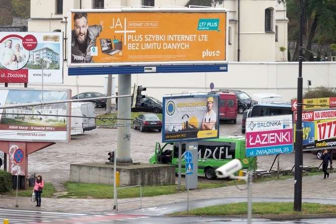 Obok ronda przy Zamku łatwiej dostrzec reklamy, niż przesłoniętą nimi zabytkową cerkiew (fot. Wojciech Nieśpiałowski)