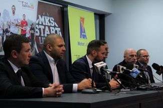 Środowa konferencja prasowa. Siedzą od lewej: Artur Kapelko, Arkadiusz Pelczar, Krzysztof Komorski, Dariusz Gaweł, Marcin Lipiec, Waldemar Leszcz

FOT. STARTLUBLIN.PL