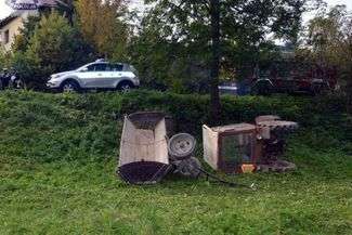 "Pożyczył" ciągnik i wpadł do rowu. Pasażerka złamała obojczyk