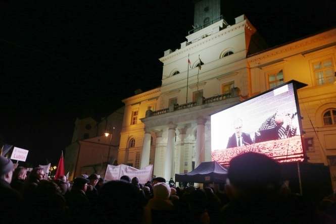 Telebim stanął przed Ratuszem podczas niedawnej pikiety w obronie prezydenta Krzysztofa Żuka, fot. Maciej Kaczanowski