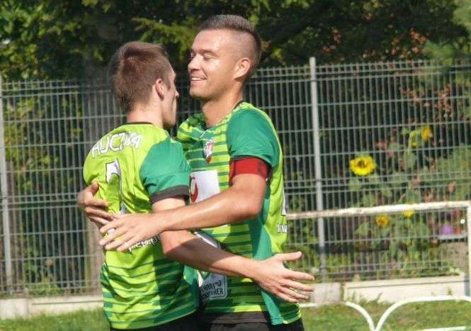 Fot. Damian Ziółkowski (z lewej) z Huczwy Tyszowce w rundzie jesiennej strzelił 28 bramek<br />
Fot. dw