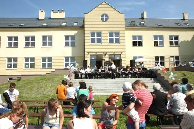 Budowa Szkoły Podstawowej w Tomaszowicach-Kolonii rozpoczęła się w lipcu 2009 r. Projekt sali gimnastycznej powstał już w tym czasie
