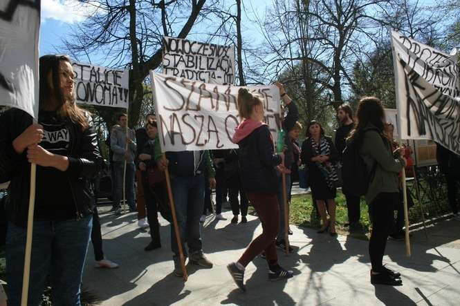 Przeciwko łączeniu szkół protestowali uczniowie i nauczyciele (fot. Radosław Szczęch / archiwum)