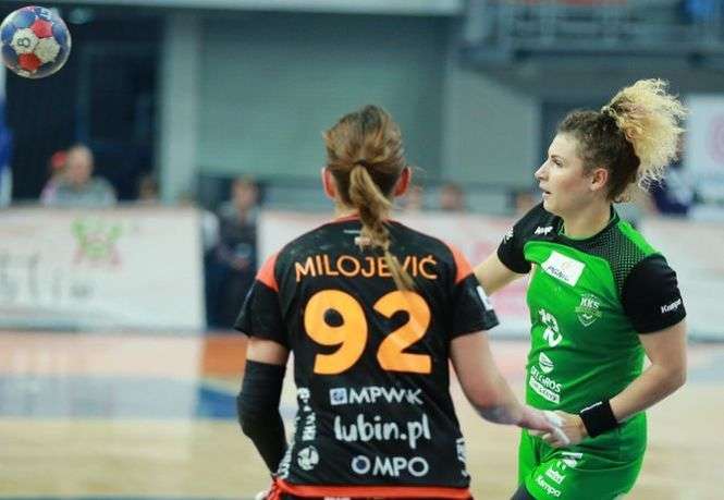 FOT. MACIEJ KACZANOWSKI<br />
Sylwia Matuszczyk (w zielonym stroju) dołączyła w lecie do zespołu MKS Selgros<br />
