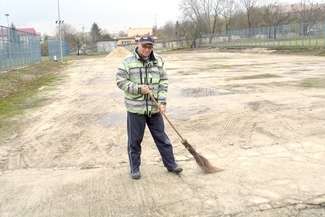Andrzej Zagajewski z zespołu lodowiska czeka już na przyjazd ekipy, która zainstaluje urządzenia mrożące lód. Co roku robi to na 15 dni przed wyznaczoną datą otwarcia lodowiska. Fot. Jacek Barczyński
