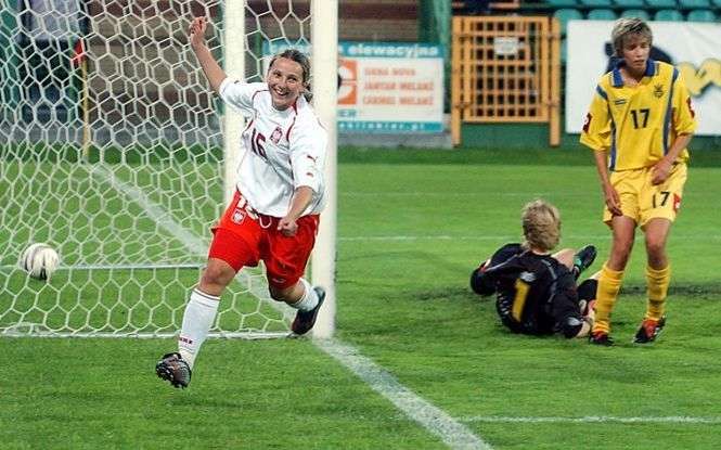 W 2005 roku reprezentacja gościła w Łęcznej Ukrainę. Bramkę dla Biało-Czerwonych zdobyła Anna Sznyrowska<br />
Fot. DW/archiwum