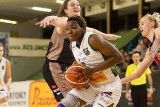 Uju Ugoka mija Angelę Beadle, fot. Michał Piłat/azs.umcs.pl